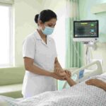 नर्सिंग क्या है – अस्पताल में मरीज की देखभाल करती नर्स